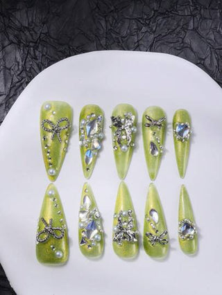 أظافر وهمية بتصميم عين القطة بلون أخضر زيتوني وكعب عال صناعة يدوية مع ديكورات زخرفية من المعدن والراين ستون والقلب على طراز Y2K، مناسبة للحفلات والمناسبات والاستخدام اليومي، متوفرة ب- 3 مقاسات، قابلة لإعادة الاستخدام مع أدوات مرفقة