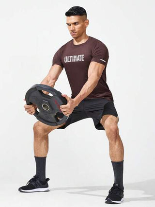 Manfinity Sport PWRUP تي شيرت قصير الأكمام للرجال من طراز أشبه بخطيب، طباعة حرفية على الملابس الرياضية سريعة الجفاف