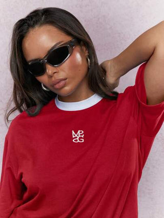 MISSGUIDED تي شيرت بطبعة شعار وياقة منسوجة بالتباين