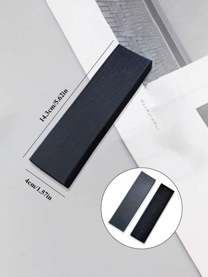 قلادة على شكل كتاب مطبوعة بنقش حسب الطلب من الفولاذ المقاوم للصدأ، علامة صفحة ومساعد قراءة، هدية مميزة وممتعة لعشاق الكتب، هدية للأصدقاء، هدية معلم في عيد المعلم، قلادة علامة صفحة معلقة، معبأة في علبة هدايا، هدية تخرج، هدية للطلاب