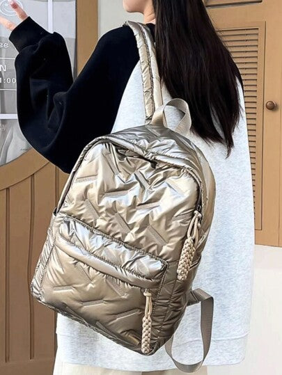 في عام 2024، النمط الكلاسيكي الجديد للأزياء للطلاب هو متعدد الاستخدامات، بتصميم ذو لون أحادي والنمط المعيني، والحقيبة الظهر ذات السعة الكبيرة والجيوب المتعددة مناسبة للاستخدام في الحرم الجامعي خلال موسم الدراسة، يوم الدراسة الأول، حقيبة ظهر للكلية عصرية