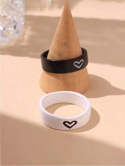 2 قطع خواتم + 2 قطع قلادات - مجوهرات بتصميم بسيط ، تصميم قلب عصري باللونين الأسود والأبيض ، هدية مثالية لأفضل صديق لك