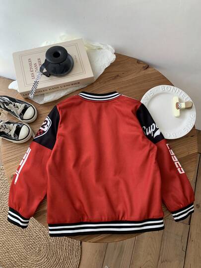 SHEIN جاكيت شابة فتى ذات طباعة عناصر الدراجة النارية الأنيقة والباردة مع ياقة مطاطية مسطحة، أساور ومنخفض. تم تصميم هذه السترة مستوحاة من عناصر الدراجات النارية وتُظهر أسلوب الموضة البارد والعصري. تجعل طباعة عناصر الدراجة النارية السترة تضيف سحرًا شخصيًا ف