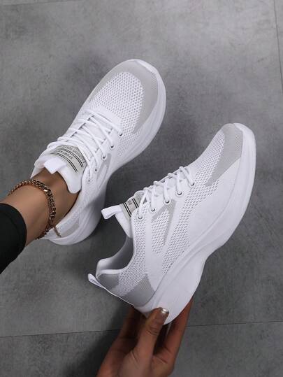 أحذية رياضية كاجوال للنساء - أحذية جري بتصميم شبكي منفذ للهواء، ذات تصميم أربطة ناعم ومريح، بنقوش هندسية، منخفضة الكاحل للاستخدام طوال الأوقات باللون الرمادي/الأبيض/الأخضر مع بطانة MD - يتم تنظيفها باليد أو جافة فقط'