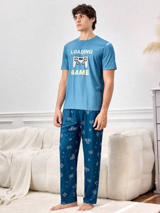 طقم بيت رجالي مكون من 3 قطع، توب بياقة دائرية وأكمام قصيرة مطبوع عليه رسومات وبنطلون مطبوع عليه بالكامل