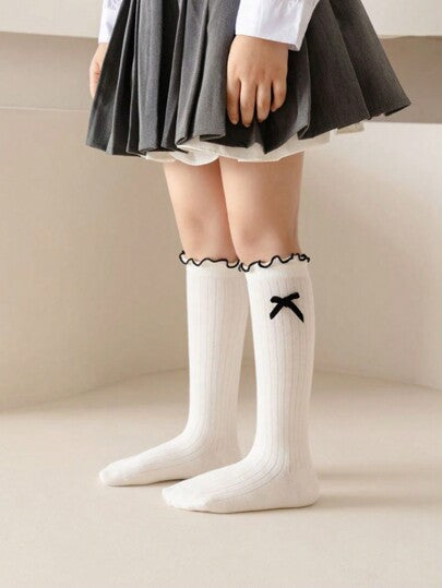 زوج واحد من الجوارب متوسطة الطول للأطفال بتصميم لباس الفتيات بتفاصيل وردة ولون أحادي بسيط، طراز العودة إلى المدرسة