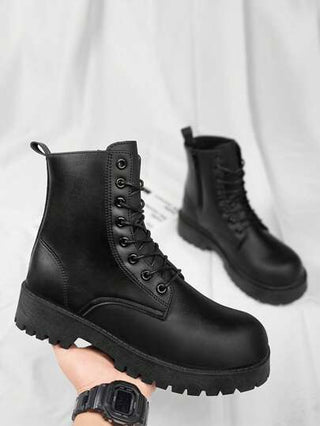 بوت جلدية عالية الأعلى للرجال لموسم الخريف/الشتاء باللون الأسود، بوت موضة ذات كعب سميك وأصابع مدورة عند الكاحل مبطنة بفرو، تباع بمقاسات كبيرة الحجم، ينصح بطلب مقاس واحد أكبر من المقاس العادي