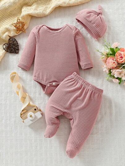 SHEIN طقم الملابس المرتاحة للاطفال البنات 3قطع: رومبير طويلة الأكمام باللون الأحادي، بنطلون وقبعة