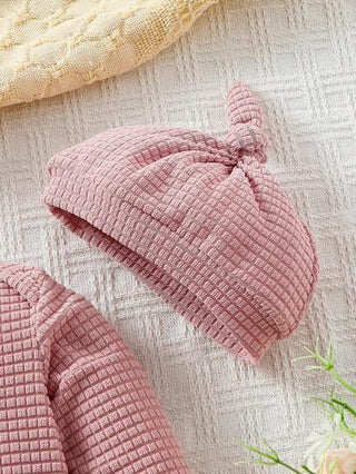 SHEIN طقم الملابس المرتاحة للاطفال البنات 3قطع: رومبير طويلة الأكمام باللون الأحادي، بنطلون وقبعة