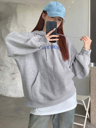 DAZY Dazy X KIMYOUJUNG Collection بلوزة رياضية فضفاضة بغطاء للرأس مطرزة بحرف للنساء