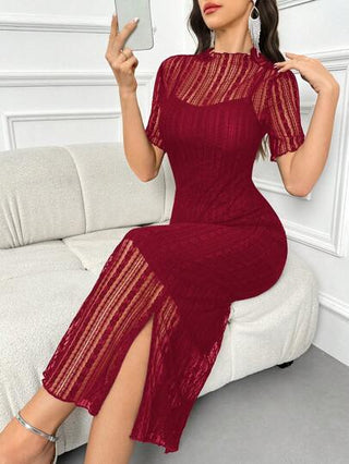 Modelyn فستان سهرة طويل محكم بتصميم مصنوع من قماش البرغندي الأحمر للنساء مع رقعة لون سادة وكشكش على الذيل وأكمام قصيرة ومنفذ جانبي