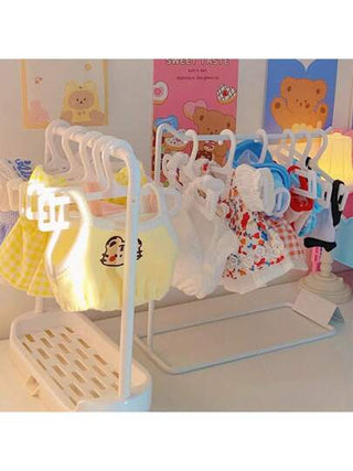 رف تخزين لملابس الدمى بطول 20 سم، رف للتعليق (الدمية والقاعدة مستبعدة)