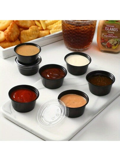 25 / 50 قطعة أكواب بلاستيكية سوداء للحصص، سعة 60 مل / 2 أوقية كوب بلاستيك مع أغطية محكمة لهلام السلطة، مناسبة للحفلات والسفر والاستخدام المنزلي، ديكور وهدايا وزينة