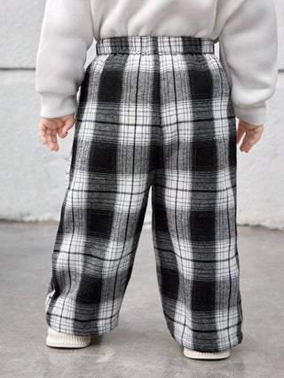 SHEIN بنطال جينز رخو ذو تصميم كاجوال بنقشة الكاروهات البيضاء والسوداء واسع الساق مناسب للأولاد الصغار للربيع والصيف والخريف وأثناء عيد الميلاد