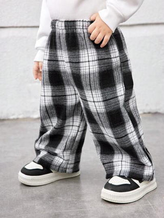 SHEIN بنطال جينز رخو ذو تصميم كاجوال بنقشة الكاروهات البيضاء والسوداء واسع الساق مناسب للأولاد الصغار للربيع والصيف والخريف وأثناء عيد الميلاد