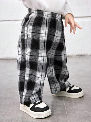 SHEIN بنطال جينز رخو ذو تصميم كاجوال بنقشة الكاروهات البيضاء والسوداء واسع الساق مناسب للأولاد الصغار للربيع والصيف والخريف وأثناء عيد الميلاد