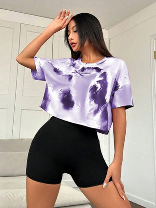 Sport Studio بدلة رياضية تتكون من T-shirt بأكمام قصيرة محبوكة مطبوعة برسومات تعبيرية ملونة وشورت مناسبة للنساء في الصيف، مجموعة ملابس رياضية نسائية