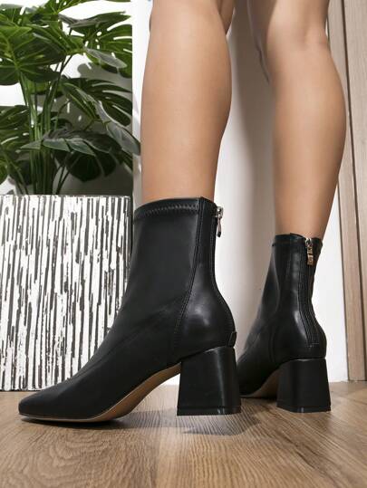 بوت نسائية برقبة متوسطة الطول بأصابع مربعة، بوت كاحل بريطانية فرنسية قصيرة باللون الأسود، بوت مبطنة، بوت سميكة الكعب بلون عاري بسيطة متعددة الاستخدامات بحلة أنيقة