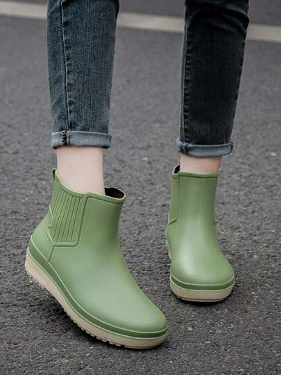 زوج من الأحذية النسائية ذات النعل السميك مضادة للانزلاق وللطقس البارد والمطر، للخارج والعمل والمطبخ، مقاومة للماء، متناسقة مع كل الملابس، مريحة وعصرية