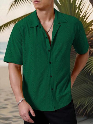 Manfinity Homme قميص كاجوال للرجال بنمط منسوج بتصميم هندسي أبيض وأسود مخطط، ذو ملمس نسيج كروشيه, فضفاض وقصير الأكمام. محتوى على إغلاق أزرار، يجسد هذا القميص الأناقة والرومانسية الفرنسية، مما يجعله مثاليًا لعطلات شاطئ هاواي وكذلك المهرجانات الموسيقية والار