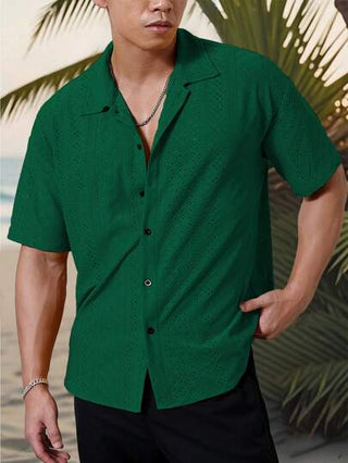 Manfinity Homme قميص كاجوال للرجال بنمط منسوج بتصميم هندسي أبيض وأسود مخطط، ذو ملمس نسيج كروشيه, فضفاض وقصير الأكمام. محتوى على إغلاق أزرار، يجسد هذا القميص الأناقة والرومانسية الفرنسية، مما يجعله مثاليًا لعطلات شاطئ هاواي وكذلك المهرجانات الموسيقية والار