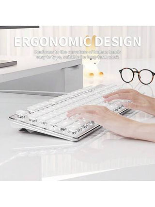 لوحة مفاتيح ألعاب سلكية مع إضاءة LED خلفية، لوحة مفاتيح مكتبية صامتة بحجم كامل باللون الأبيض، تصميم إرجونومي محمول وجد، متوافق مع أجهزة الكمبيوتر والأجهزة المحمولة والأجهزة الطرفية، مناسب لمحترفي الرياضات الإلكترونية والطلاب والمكاتب