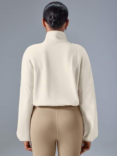 VARSITIE جاكيت رياضية للنساء بتصميم فضفاض وقصة منسدلة على الكتف، أكمام طويلة، ياقة واقفة وباللون الأحادي