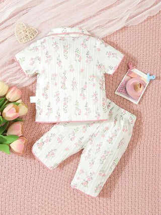SHEIN طقم بيجامة بسيطة للفتيات مكون من شورت بطباعة زهور والبلوزة قصيرة الأكمام 2 قطعة