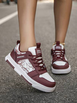 أحذية رياضية نسائية جديدة عصرية بطبعات ملونة لزيادة الارتفاع للخروج والمشي، أحذية كاجوال بطبعات أغصان وأحرف بنمط إربط للتزلج والرياضات