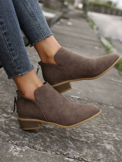 بوت الكاحل البنية الداكنة المعتمة بنمط غربي برؤوس مدببة للنساء مع سحاب خلفي، بوت خريفية