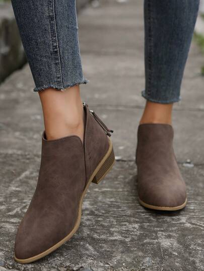 بوت الكاحل البنية الداكنة المعتمة بنمط غربي برؤوس مدببة للنساء مع سحاب خلفي، بوت خريفية