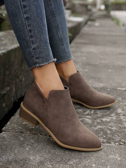 بوت الكاحل البنية الداكنة المعتمة بنمط غربي برؤوس مدببة للنساء مع سحاب خلفي، بوت خريفية