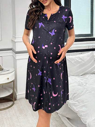 Shein Underwear&Sleepwear Maternity ثوب نوم للحمل مع طباعة متناثرة للفراشة والنجوم والقمر، أكمام قصيرة مع أزرار أمامية