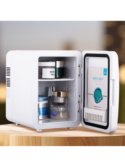 ثلاجة صغيرة سعة 4 لتر، تحتوي على 6 علب (330مل لكل منها)، مناسبة للاستخدام في غرفة النوم والسيارة ومكتب العمل والسكن الطلابي، تستخدم لتبريد وتدفئة الأطعمة والمشروبات ومستحضرات التجميل والعناية بالبشرة