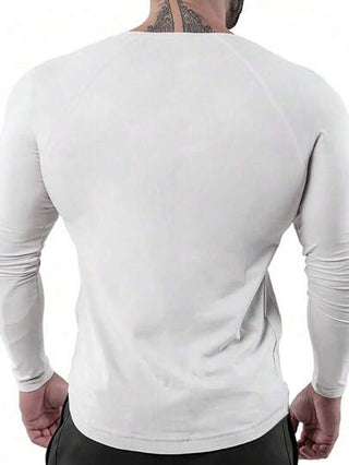 Manfinity Sport Corelite تي شيرت رياضة طويل الأكمام بياقة دائرية بطبعة ثور، طراز الخطيب، رياضي وكاجوال للرجال