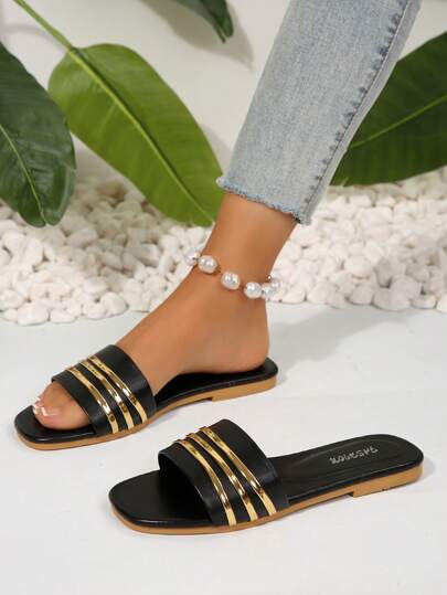 نعال نسائية مريحة مسطحة، صندل نسائي جديد أسلوب منتجع، صنادل صيفية يومية سوداء مع 3 شريط ذهبي مزخرف، صنادل مسطحة أنيقة
