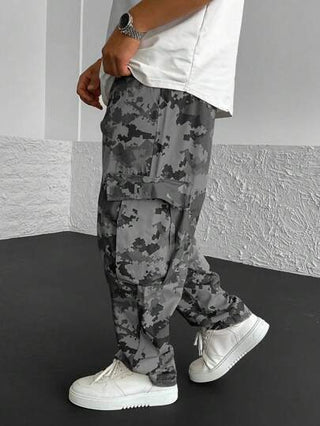 بنطلون كارجو للرجال من Manfinity Homme بطبعة كامو وجيب رباط للخصر