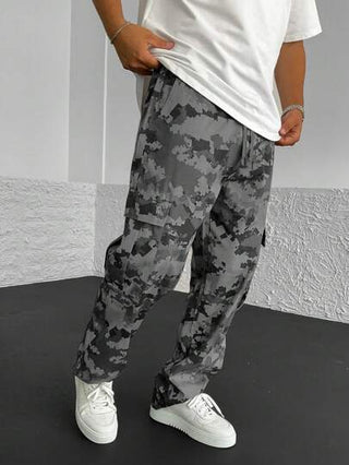 بنطلون كارجو للرجال من Manfinity Homme بطبعة كامو وجيب رباط للخصر