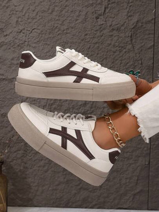 إسنيكرز كاجوال صيفية جديدة لسنة 2024 للنساء، أحذية بنعل أبيض مع رباطات ، مناسبة لحفلة موسيقية ، حفلة Y2K ، العودة للمدرسة