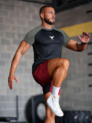 Manfinity Sport PWRUP تي شيرت رياضي مريح قصير الأكمام بطبعة لبناته، من نمط القميص الرياضي للرجل، مناسب للتمارين والسلة. تي شيرت للرجل بنمط الصديق بطبعة "أنا أحب صديقي". بنطلون جوجر بأسلوب الحبيب للرجال، مناسب للذهاب للمدرسة