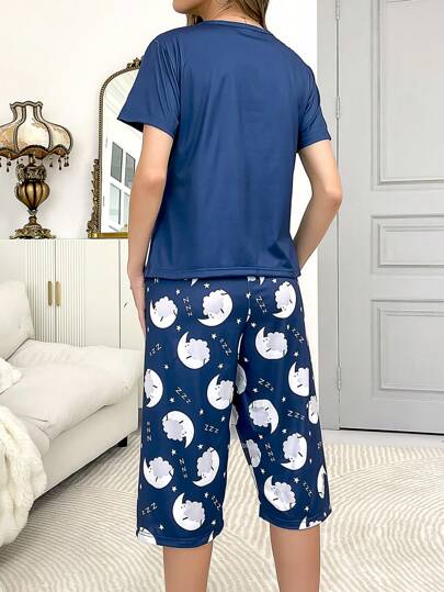 مجموعة بجامة قطعتين من القميص ذو الأكمام القصيرة والبنطلون ذي الثلاث أرباع مع طباعة شكل النجوم والقمر