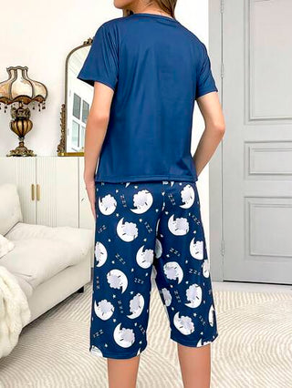 مجموعة بجامة قطعتين من القميص ذو الأكمام القصيرة والبنطلون ذي الثلاث أرباع مع طباعة شكل النجوم والقمر