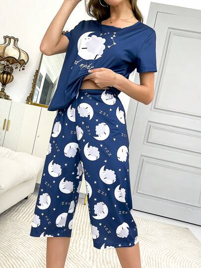 مجموعة بجامة قطعتين من القميص ذو الأكمام القصيرة والبنطلون ذي الثلاث أرباع مع طباعة شكل النجوم والقمر