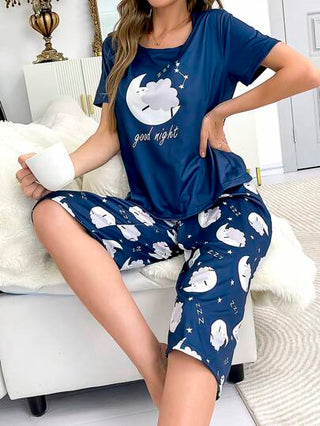 مجموعة بجامة قطعتين من القميص ذو الأكمام القصيرة والبنطلون ذي الثلاث أرباع مع طباعة شكل النجوم والقمر