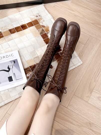 بوت نسائية طويلة حتى الركبة باللون البني، موديل جديد ربيع 2025 ذات كعب منخفض أقل من الركبة، بنمط أربطة، لتنحيف الساقين, مقاسات تصل إلى 43، بوت طويلة