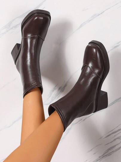 بوت نسائية قصيرة بأسلوب الرحلات، شكل عتيق مزينة بإبزيم دائري، ذات أصابع مدورة، مربوطة بأربطة، ذات حواف ملونة، وسيكلة سميكة