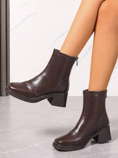 بوت نسائية قصيرة بأسلوب الرحلات، شكل عتيق مزينة بإبزيم دائري، ذات أصابع مدورة، مربوطة بأربطة، ذات حواف ملونة، وسيكلة سميكة