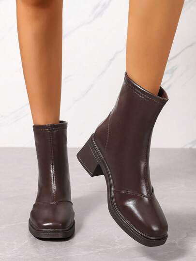 بوت نسائية قصيرة بأسلوب الرحلات، شكل عتيق مزينة بإبزيم دائري، ذات أصابع مدورة، مربوطة بأربطة، ذات حواف ملونة، وسيكلة سميكة