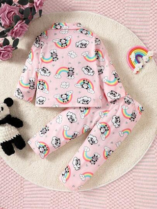 SHEIN طقم بجامات مريح كاجوال مكون من 2 قطعة من البنطلون الطويل والكاردجان ذو الياقة البولو بطباعة دب على مساحة كاملة للبنات الصغار باللون الوردي