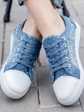 أحذية رياضية شقة نسائية متعددة الاستخدامات ذات تصميم شبكي مع أصابع قدم دائرية عادية وتصميم ربط